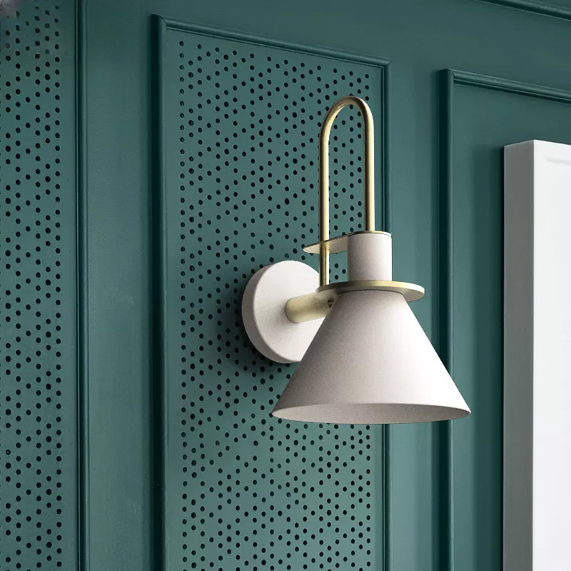 Applique Murale Design Blanche sur mur vert canard