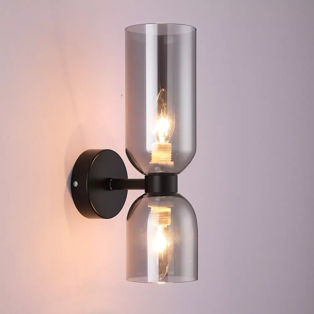 Lumières allumées, design épuré en métal noir